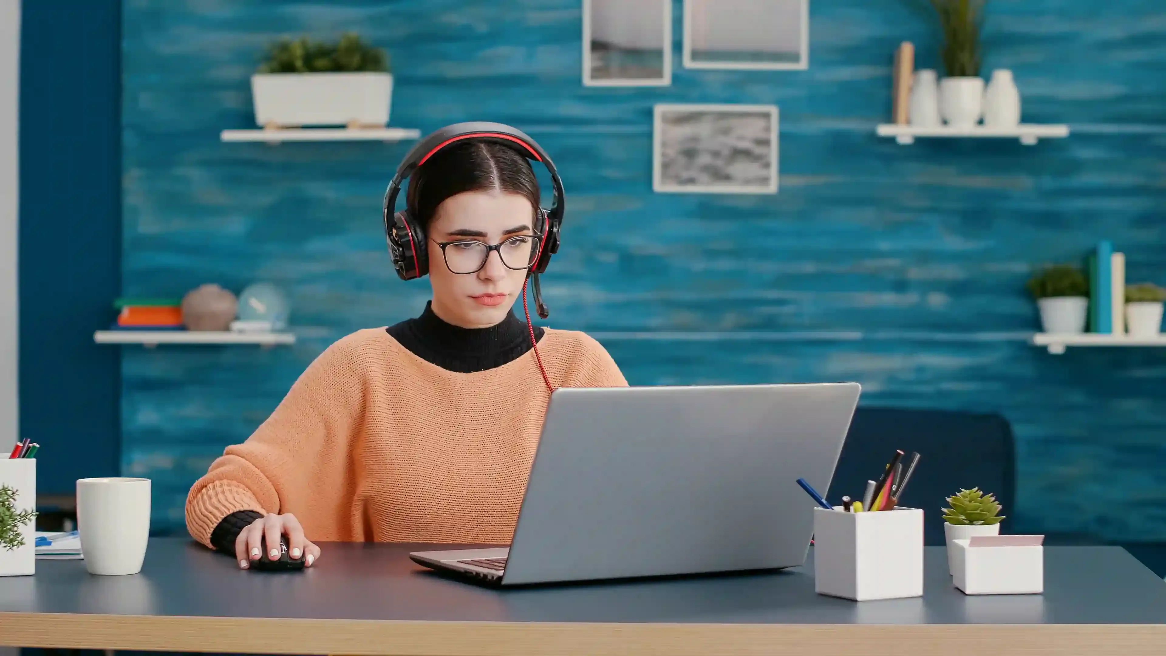 A high school student studying during an online French tutoring session